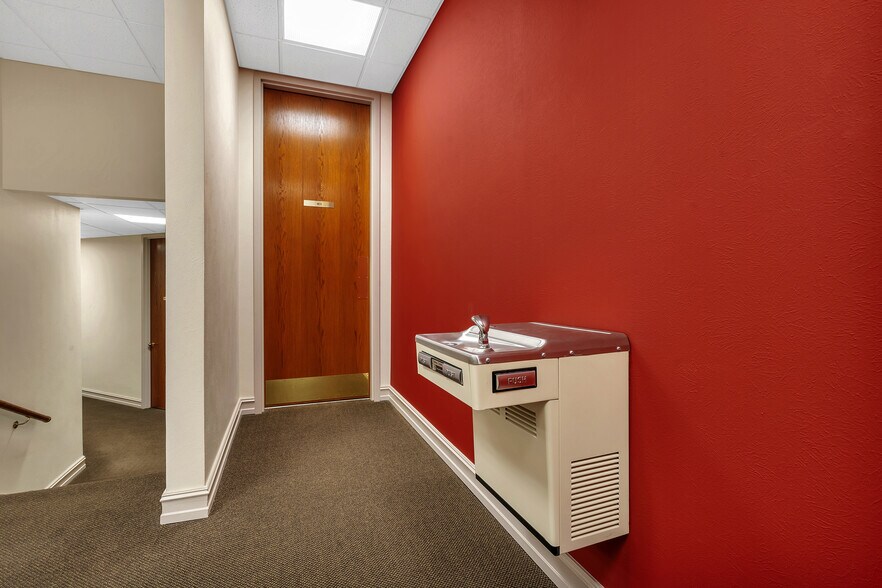 More Photos Of 400 W Houston St, Marshall Office For Sale