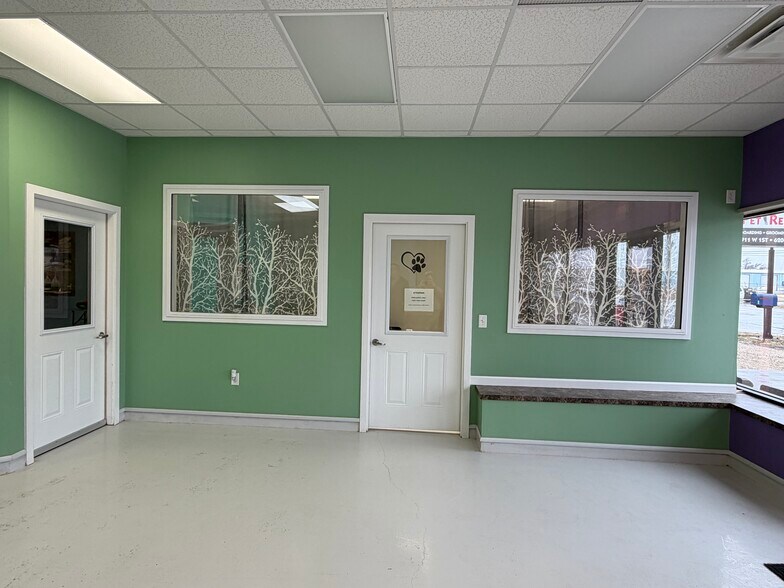 More Photos Of 911 W 1st St, Mcpherson Industrial For Sale