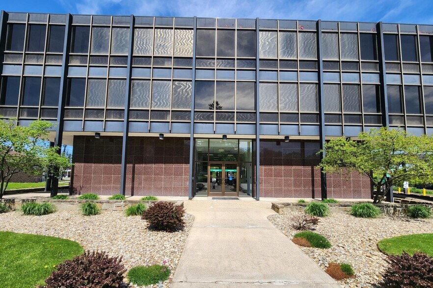 More Photos Of 2770 W Market St, Fairlawn Office For Lease