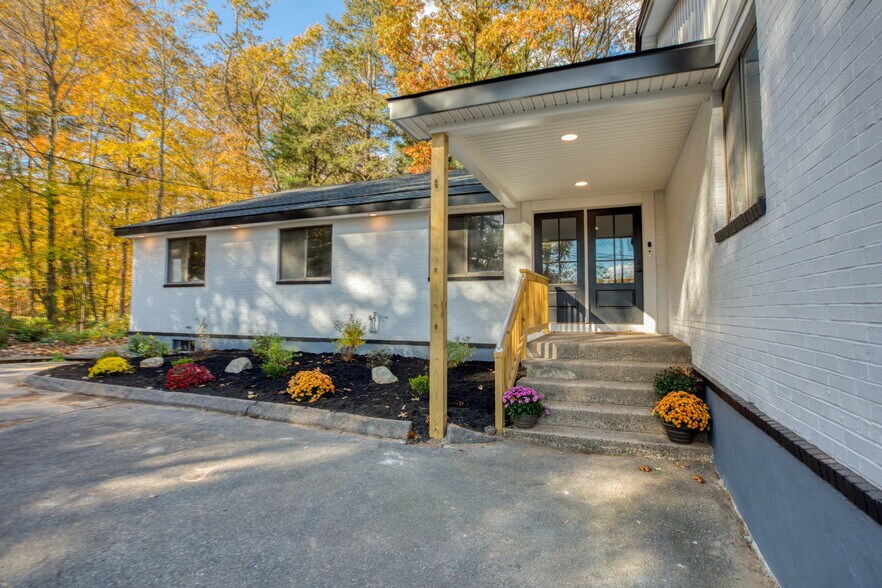 More Photos Of 2 Gordon St, Simsbury Office For Lease