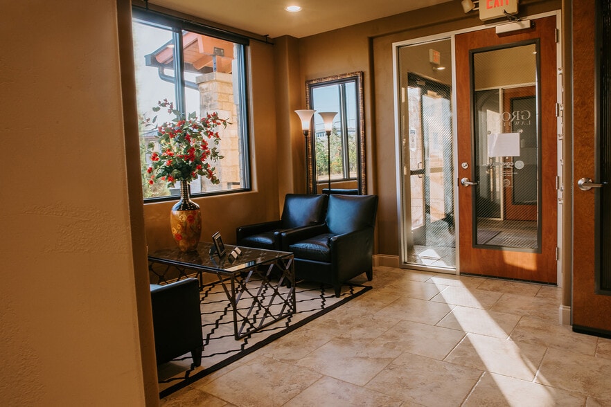 More Photos Of 2806 Flintrock Trace, Lakeway Loft Creative Space For Sale