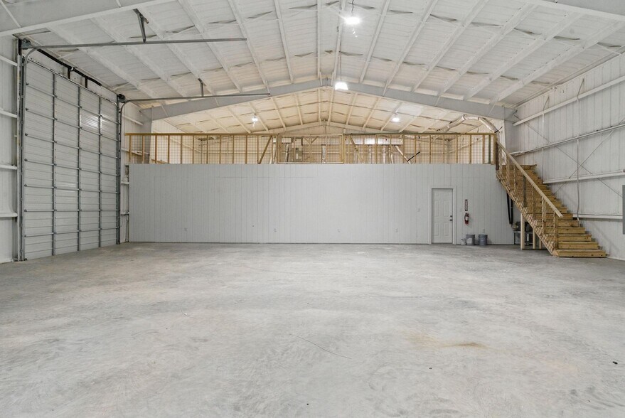 More Photos Of 120 W Scenic Trl, Weatherford Warehouse For Lease