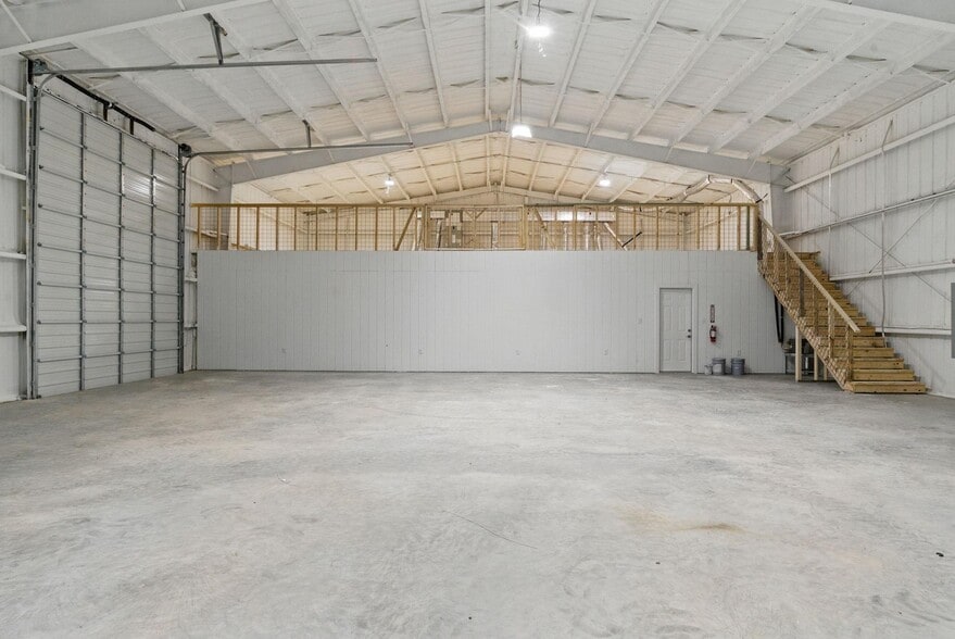 More Photos Of 120 W Scenic Trl, Weatherford Warehouse For Lease