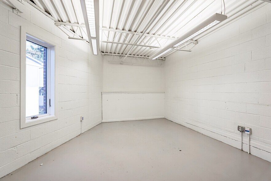 More Photos Of 1458 County Line Rd, Huntingdon Valley Flex For Sale