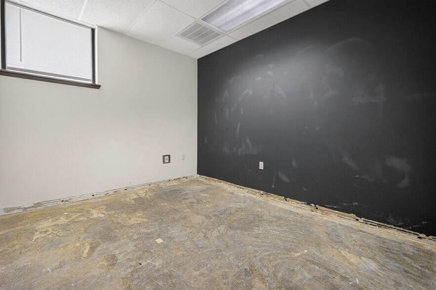 More Photos Of 1400 N Kennedy Ave, Shawnee Office For Sale