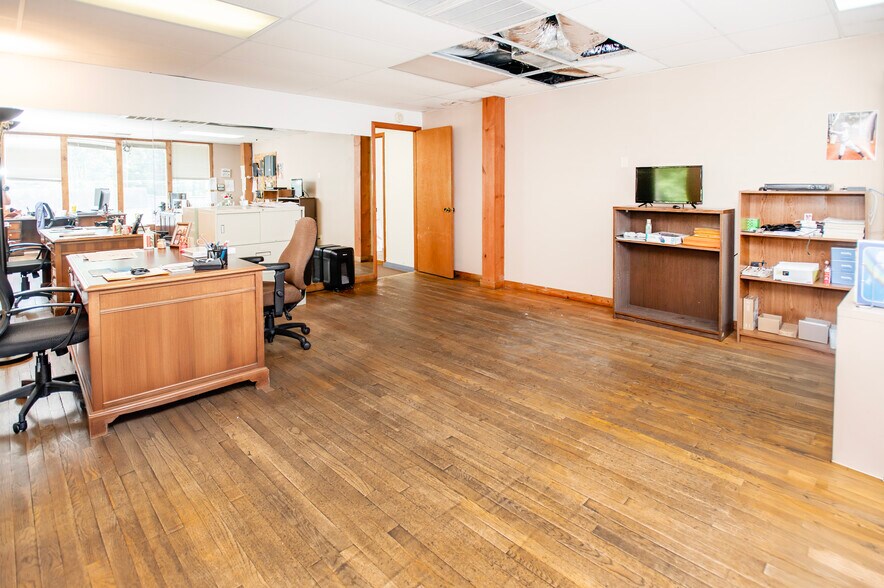 More Photos Of 401 Hillcrest St, Clinton Office For Sale