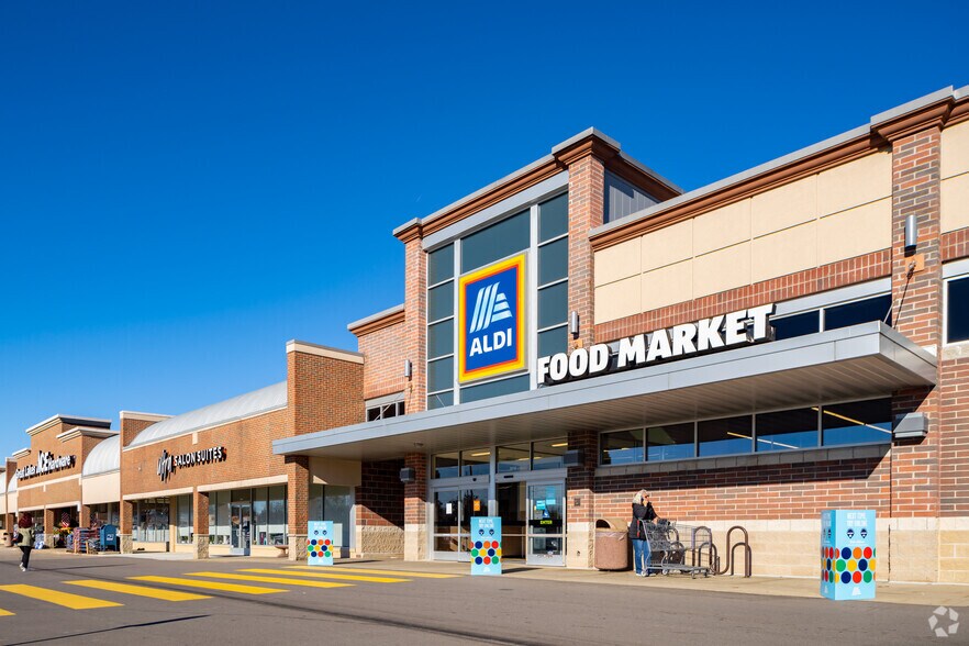 More Photos Of 5012-5160 Highland Rd, Waterford Supermarket For Lease