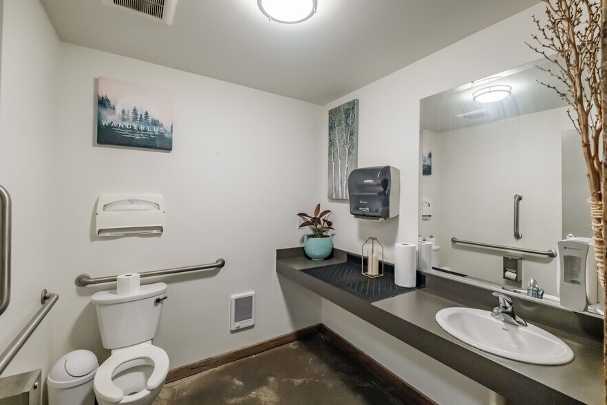 More Photos Of 796 S Main St, Lebanon Storefront Retail Office For Sale