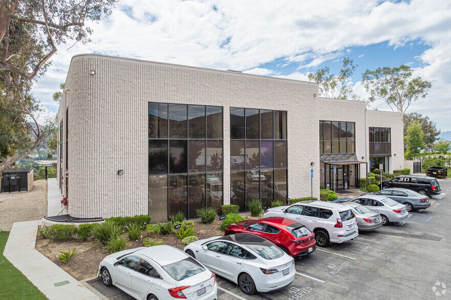 More Photos Of 5703 Corsa Ave, Westlake Village Office For Lease