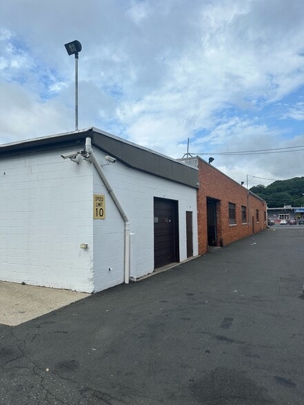 More Photos Of 53 Thomas Rd, Hawthorne Manufacturing For Lease