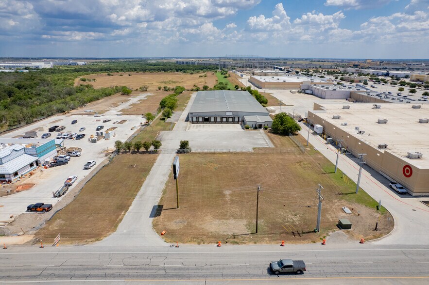 More Photos Of 3194 N Interstate 35, New Braunfels Warehouse For Lease