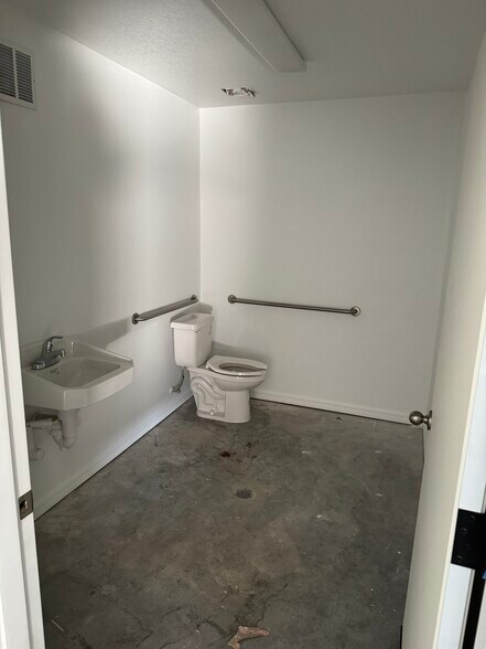 More Photos Of 4900 Dundee Rd, Winter Haven Light Manufacturing For Lease