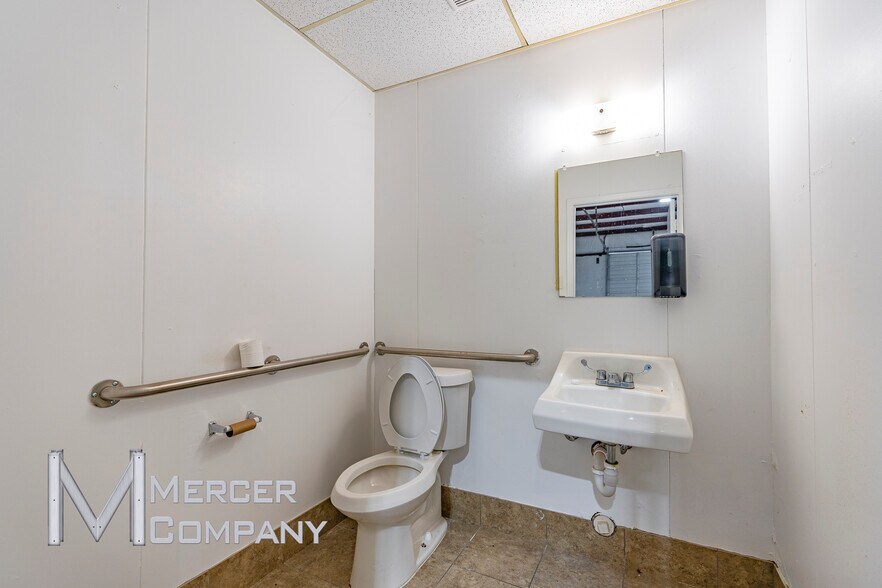 More Photos Of 801 Secretary Dr, Arlington Warehouse For Lease