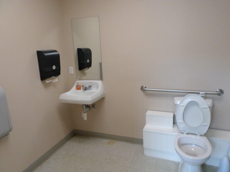 More Photos Of 1140-1141 Quincy Ave, Dunmore Medical For Lease