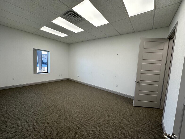 More Photos Of 6622 Winfield Ave, Lubbock Warehouse For Lease