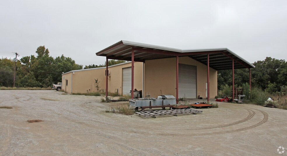 More Photos Of 1810 Barnett Dr, Weatherford Warehouse For Lease