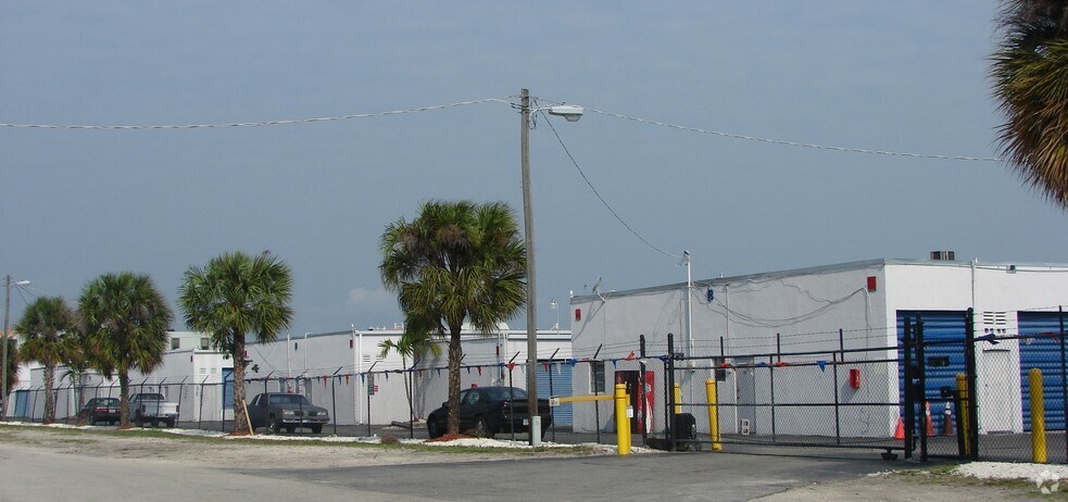 More Photos Of 7401 NW 68th St, Miami Self Storage For Lease