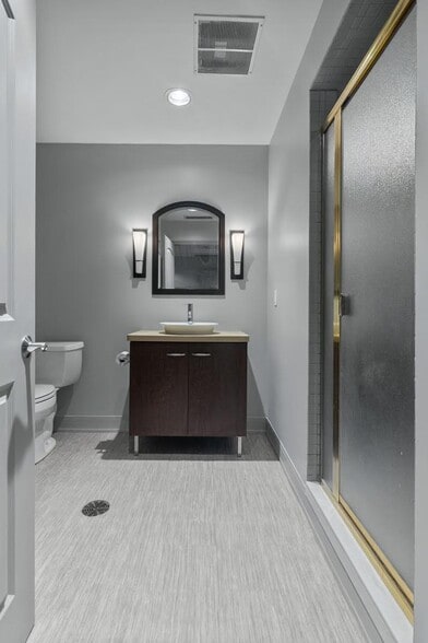 More Photos Of 555 S Perryville Rd, Rockford Office For Lease