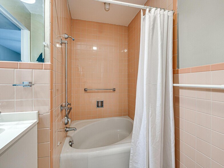 More Photos Of 901 NW 25th St, Oklahoma City Healthcare For Sale