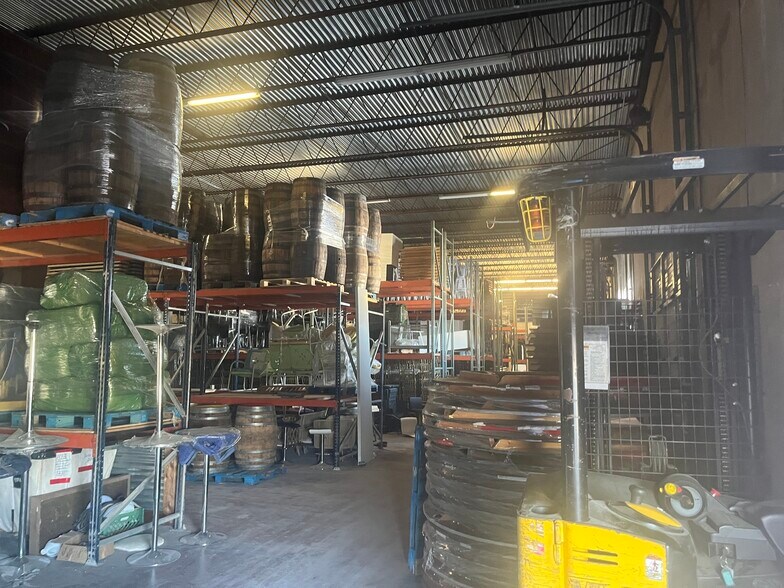 More Photos Of 3911-3929 E IH-10, San Antonio Light Manufacturing For Lease