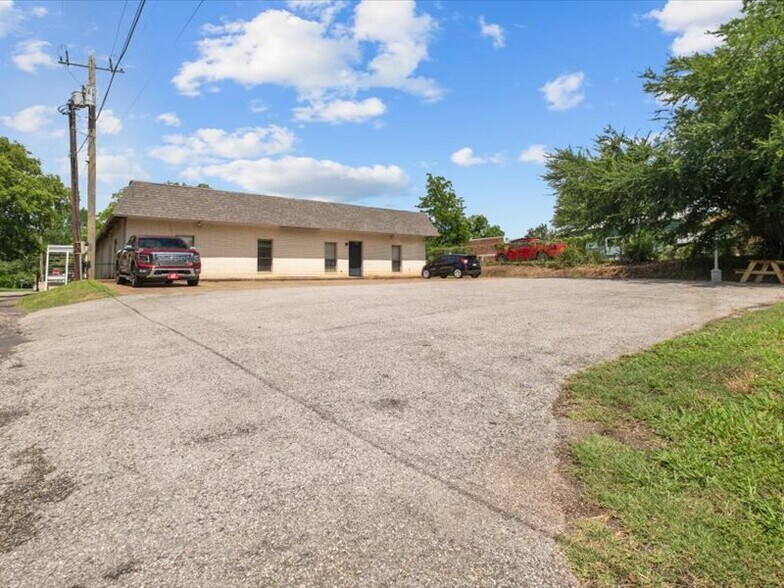 More Photos Of 1000 N Church St, Palestine Medical For Sale