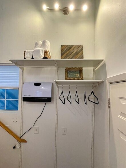 More Photos Of 1148 Northwestern Ave, Austin Specialty For Sale