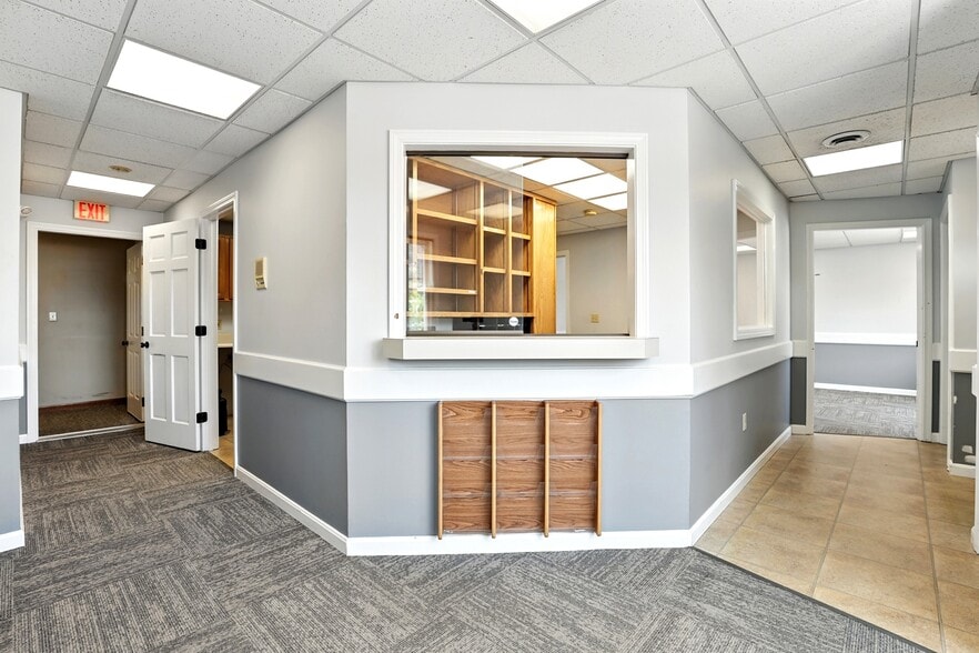 More Photos Of 40 S River Rd, Bedford Medical For Lease