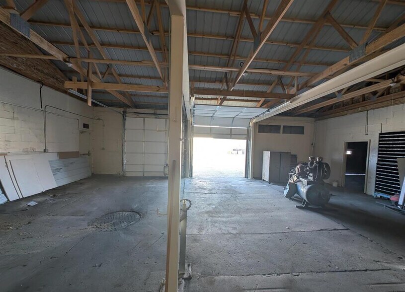 More Photos Of 421 E Moneta Ave, Peoria Heights Self Storage For Lease