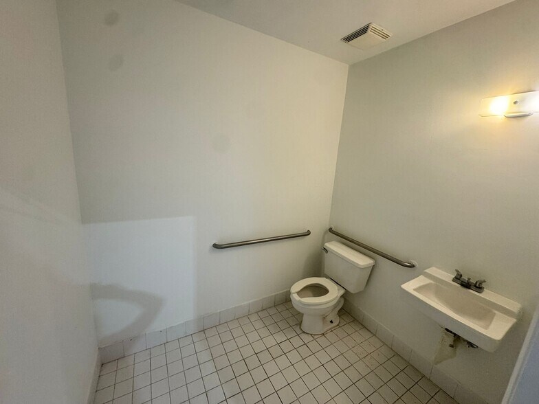 More Photos Of 10855 NW 29th St, Doral Light Manufacturing For Lease