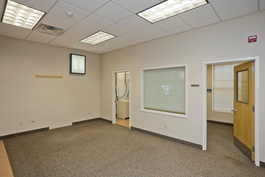 More Photos Of 422 Main St, Easthampton Freestanding For Lease