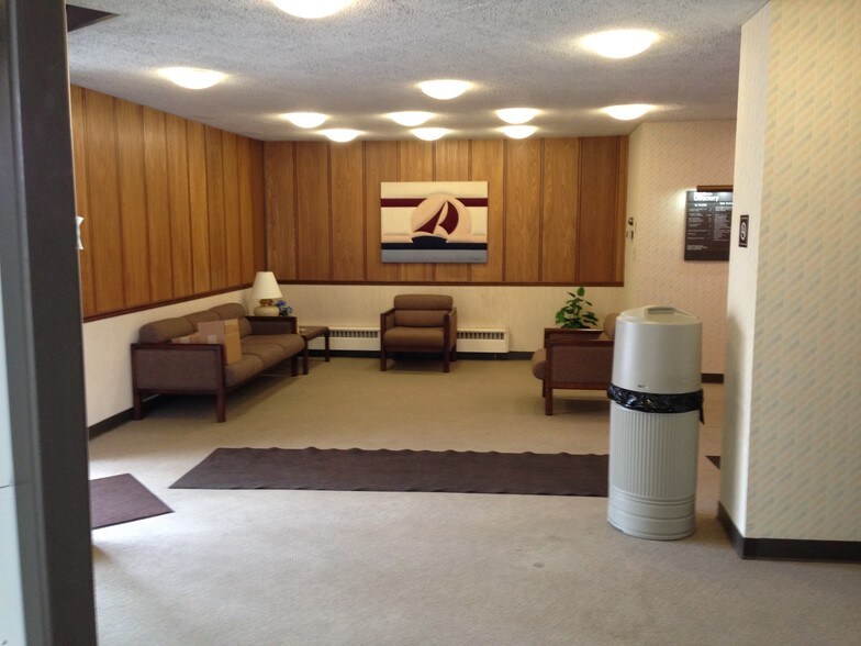 More Photos Of 101 W Edison Ave, Appleton Flex For Lease