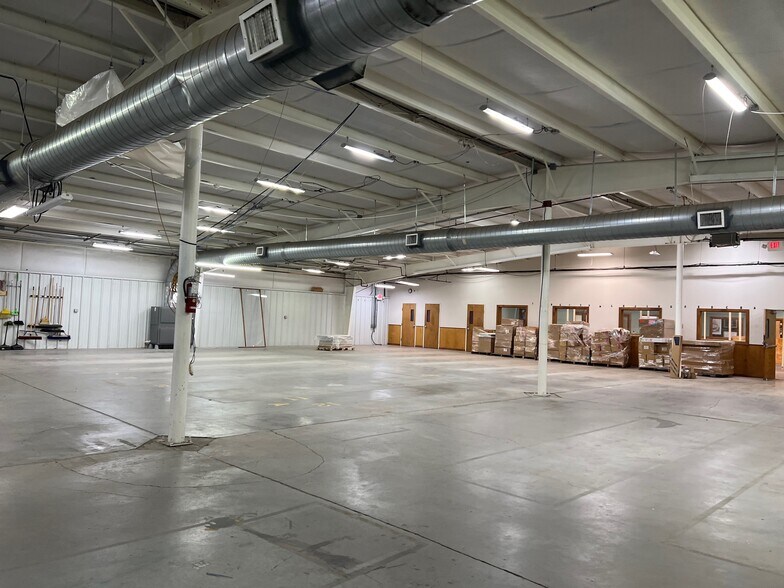 More Photos Of 374 Industrial Park Dr, Boone Showroom For Lease