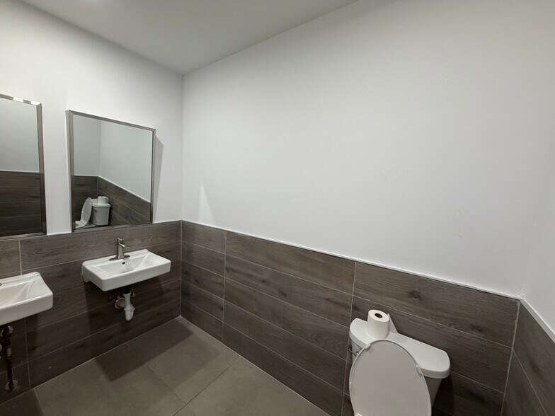 More Photos Of 5170 N Federal Hwy, Fort Lauderdale Storefront Retail Office For Lease