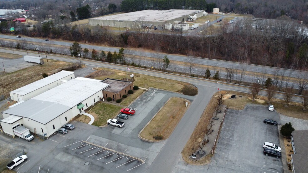 More Photos Of 250 Woodlyn Dr, Yadkinville Office For Lease