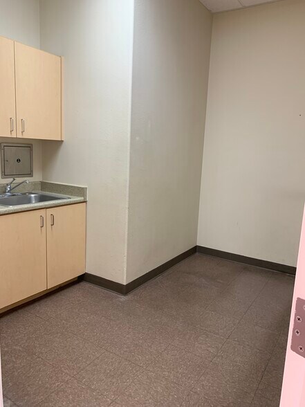 More Photos Of 1371 W Warm Springs Rd, Henderson Unknown For Lease