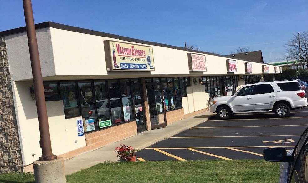 More Photos Of 116-134 Peterson Rd, Libertyville Unknown For Lease