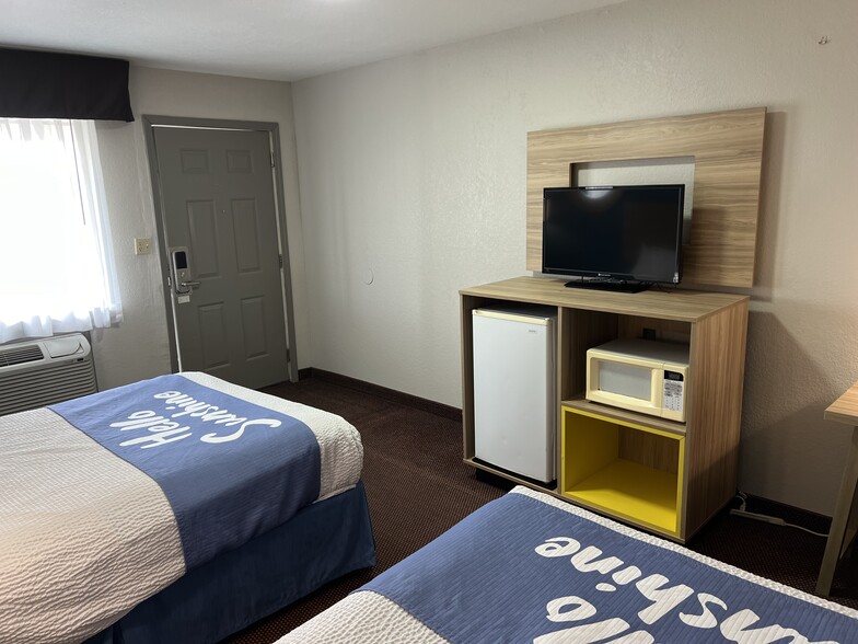 More Photos Of 1901 E 1st St, Pratt Hotel For Sale