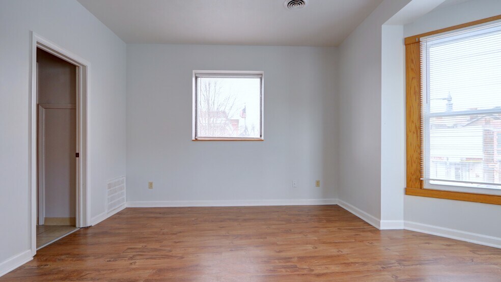 More Photos Of 14 E Main St, Waterloo Town Bar For Sale