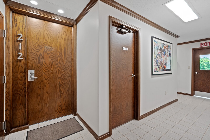 More Photos Of 200 Commerce Dr, Coraopolis Office For Sale