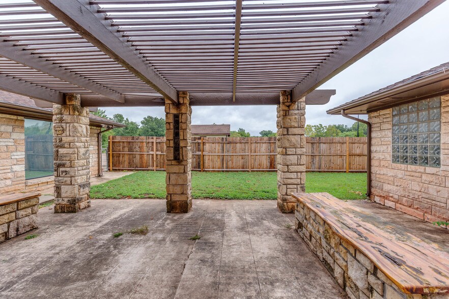More Photos Of 1035 S Berry Rd, Norman Office For Sale