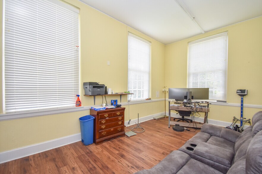 More Photos Of 82 Court Sq, Alexander City Flex For Sale