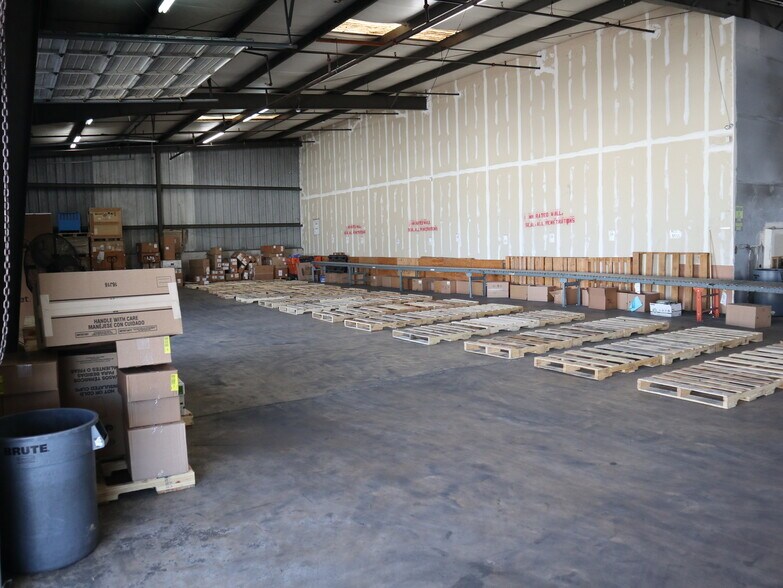 More Photos Of 572-2 Appleyard Dr, Tallahassee Warehouse For Lease