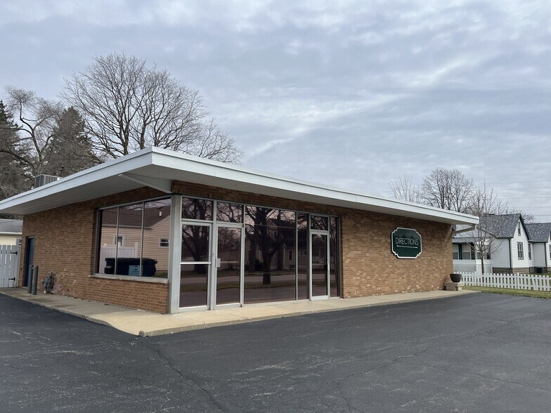 More Photos Of 103 E 3rd St, Aroma Park Office For Sale