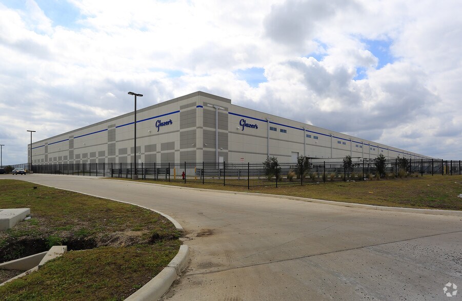 More Photos Of 1002 S Callaghan Rd, San Antonio Distribution For Lease