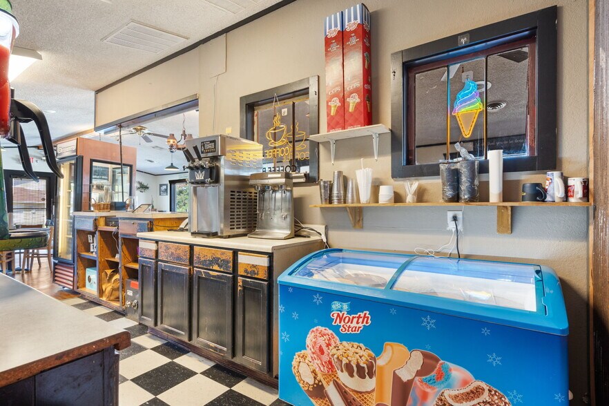 More Photos Of 7930 E State Highway 76, Kirbyville Specialty For Sale