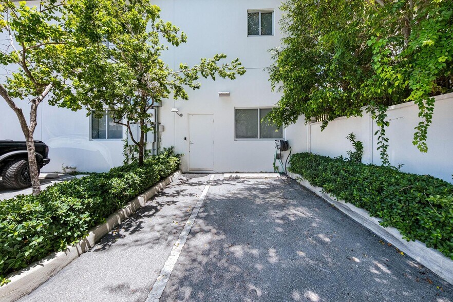 More Photos Of 3305 SW 37th Ave, Miami Office For Sale