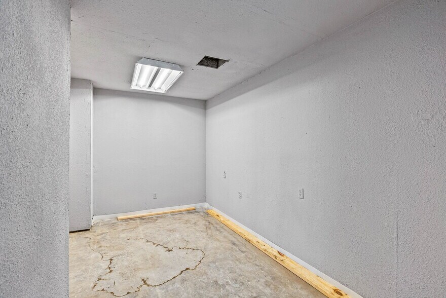 More Photos Of 3806 E Rio Grande St, Victoria Warehouse For Sale