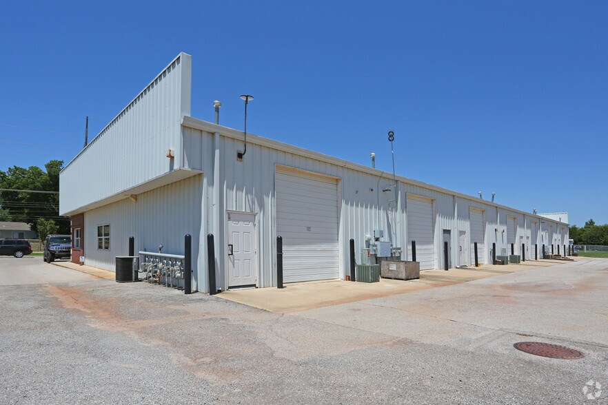 More Photos Of 2350 S Midwest Blvd, Oklahoma City Light Manufacturing For Lease