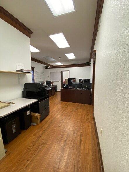 More Photos Of 4950 Washington Blvd, Beaumont Light Manufacturing For Sale