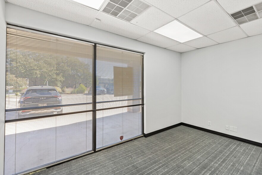 More Photos Of 10823 Sanden Dr, Dallas Flex For Lease